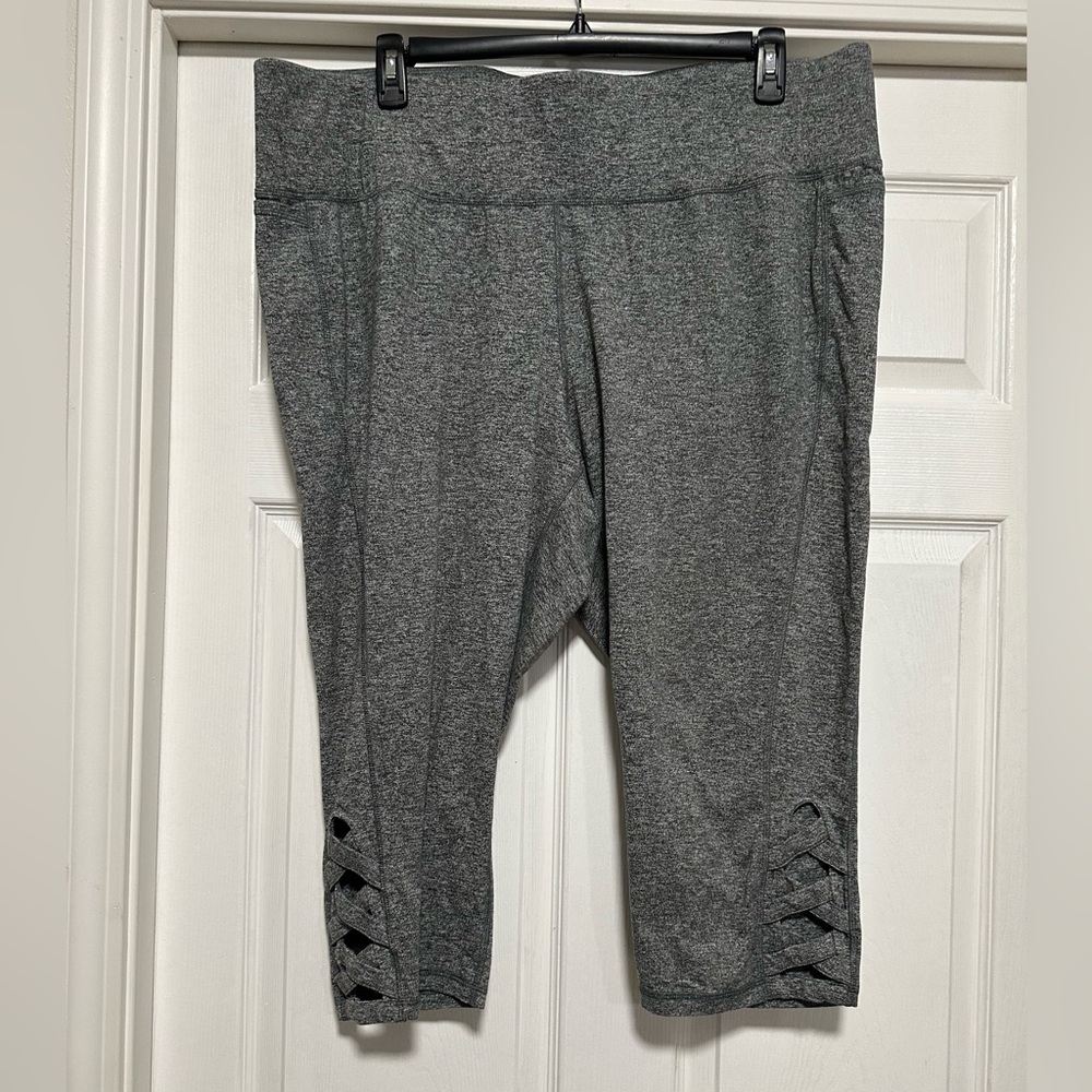 Lane Bryant Gray LIVI High-Rise Soft 7/8 Legging with Pockets Women's 26/28